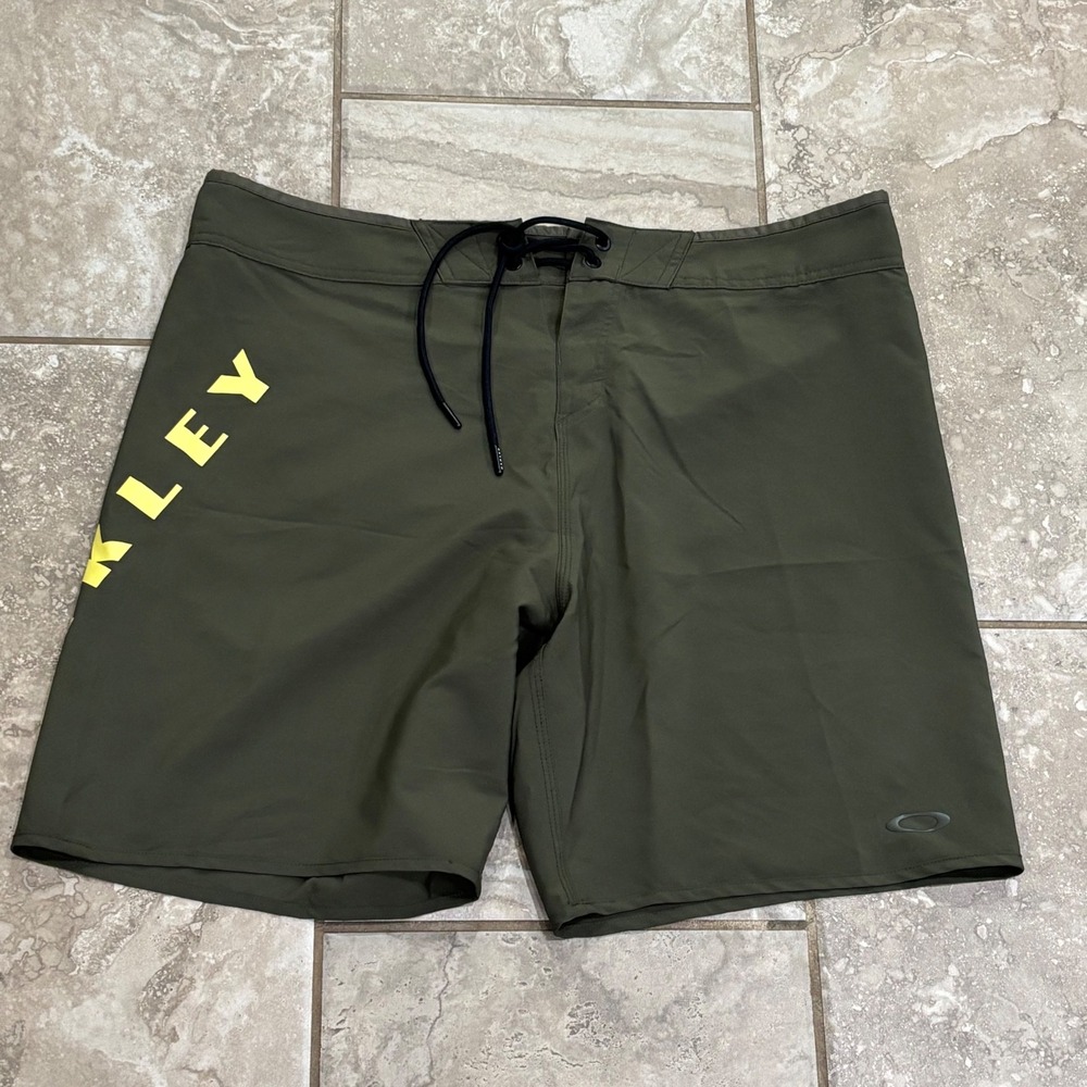 Oakley Mens Performance Fit Board Shorts Olive Green Yellow Logo Size 36 FW18